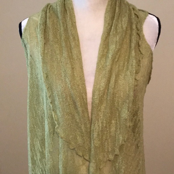 Beautiful green vest 🌹🌹 - Picture 2 of 5